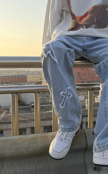 Férfi farmer zsebbel és hímzéssel új modell