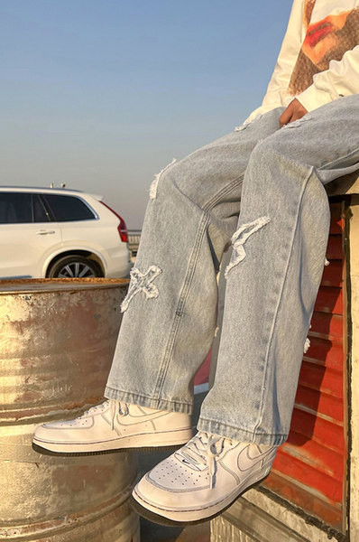 Férfi farmer zsebbel és hímzéssel új modell