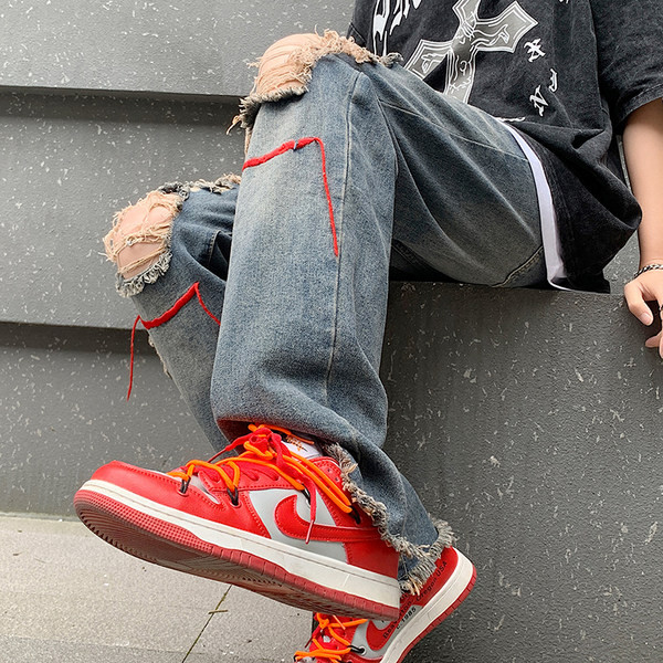 Férfi farmer egyenes mintával és szakadt motívumokkal