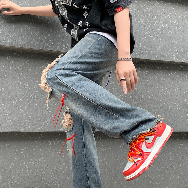 Férfi farmer egyenes mintával és szakadt motívumokkal