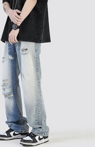 Vyriški stilingi džinsai su plėšytais motyvais