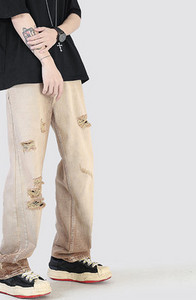 Vyriški stilingi džinsai su plėšytais motyvais