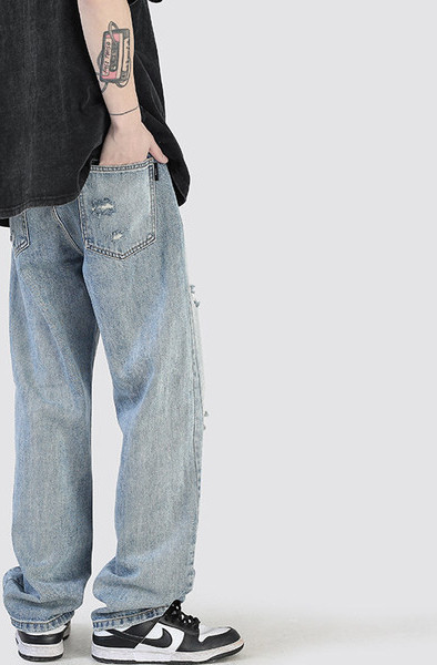 Vyriški stilingi džinsai su plėšytais motyvais