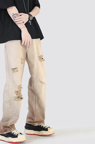 Vyriški stilingi džinsai su plėšytais motyvais