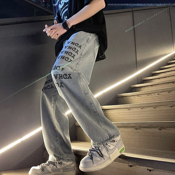 Ανδρικό τζιν φαρδύ με επιγραφή