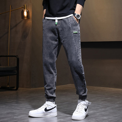 Divatos férfi farmer logóval és fűzővel