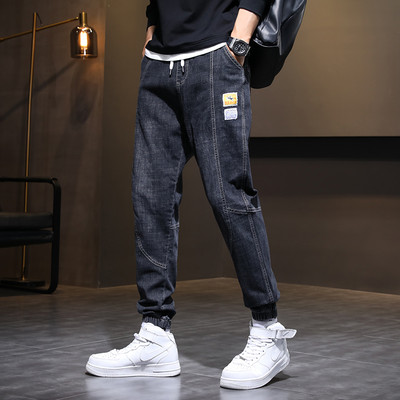 Divatos férfi farmer logóval és fűzővel