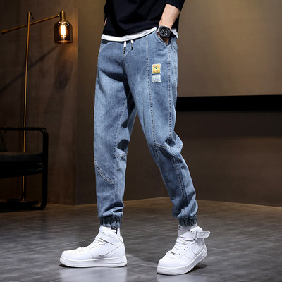 Divatos férfi farmer logóval és fűzővel