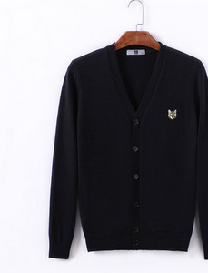 Lezser férfi hosszú ujjú kardigán hímzéssel