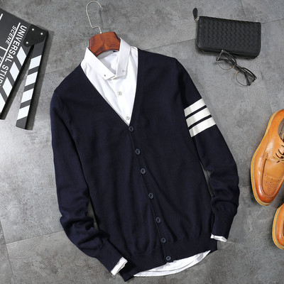 Ανδρική μοντέρνα ζακέτα με μυτερή λαιμόκοψη και κουμπιά