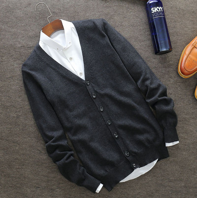 Ανδρική μοντέρνα ζακέτα με μυτερή λαιμόκοψη και κουμπιά