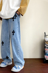 Férfi farmer díszkereszttel