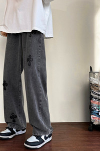 Férfi farmer díszkereszttel