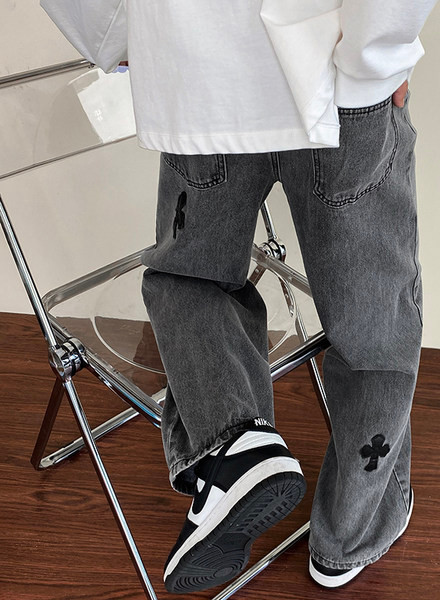 Férfi farmer díszkereszttel