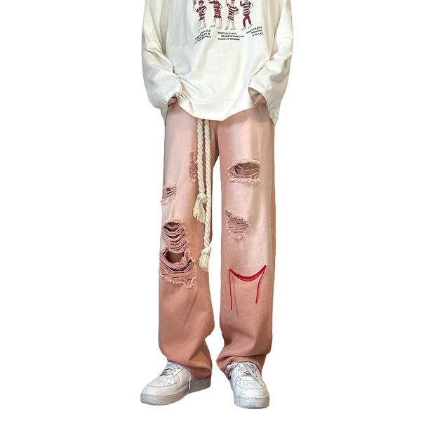 Szakadt motívumokkal és hímzéssel ellátott férfi farmer