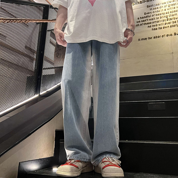 Őszre alkalmas férfi farmer széles modellje