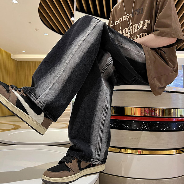 Őszre alkalmas férfi farmer széles modellje