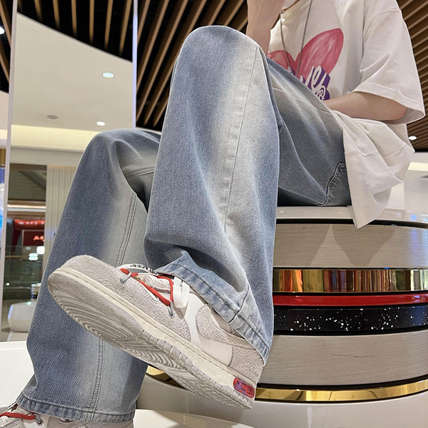 Őszre alkalmas férfi farmer széles modellje