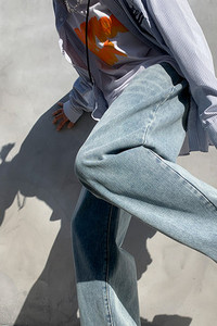 Vyriški plataus modelio džinsai su kišene ir diržu