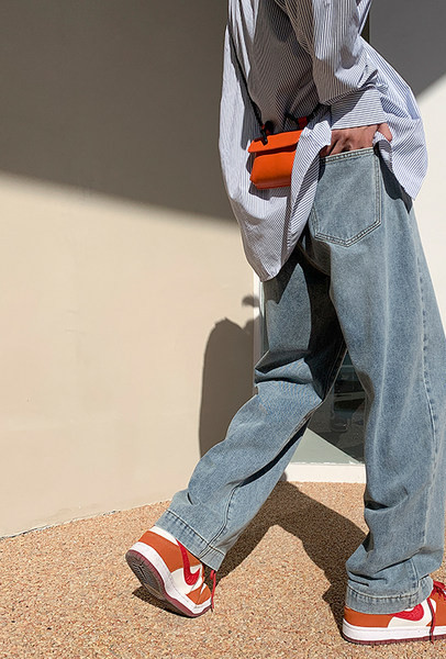 Vyriški plataus modelio džinsai su kišene ir diržu