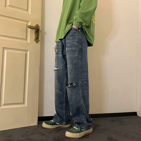 Férfi farmer zsebbel, szakadt motívumokkal