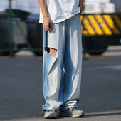 Laia säärega meeste teksad, millel on rebenenud motiivi ja tasku