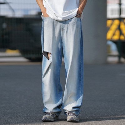 Laia säärega meeste teksad, millel on rebenenud motiivi ja tasku