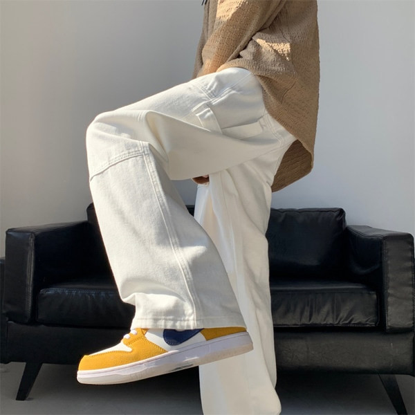 Õmbluste ja taskuga meeste teksad