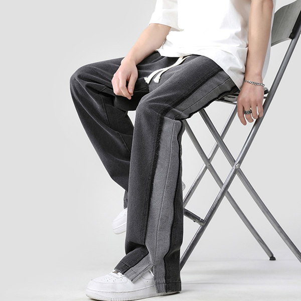 Széles modell férfi farmer fűzővel és hasítékkal a szárán