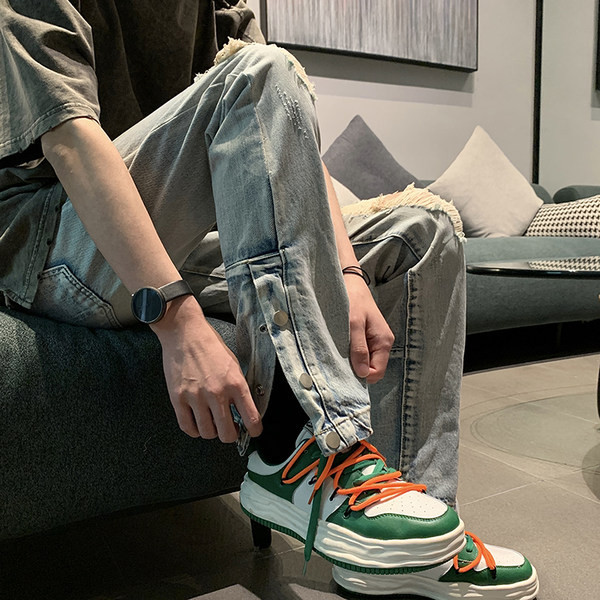 Meeste teksad rebitud motiivide ja nööpidega säärtel