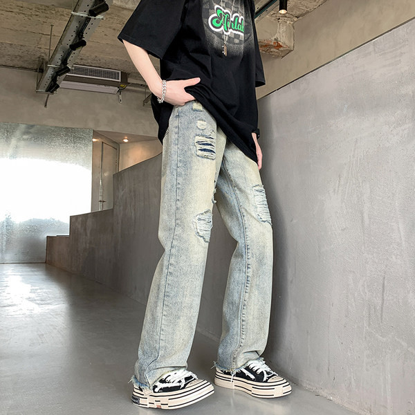 Κομψό ανδρικό τζιν με σκισμένα μοτίβα