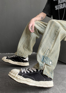 Modern férfi farmernadrág cipzárral és gombbal a szárán