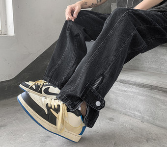 Modern férfi farmernadrág cipzárral és gombbal a szárán