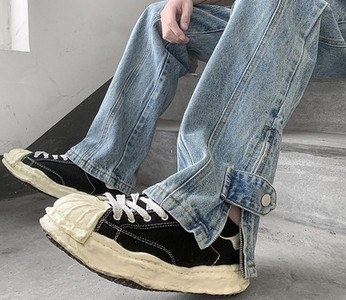 Modern férfi farmernadrág cipzárral és gombbal a szárán