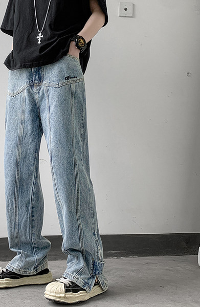 Modern férfi farmernadrág cipzárral és gombbal a szárán