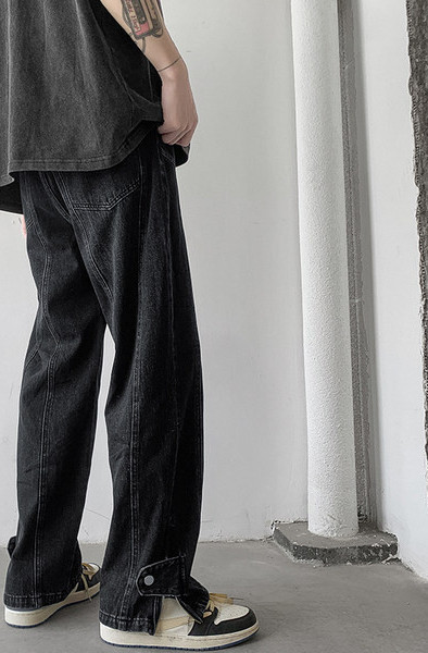 Modern férfi farmernadrág cipzárral és gombbal a szárán