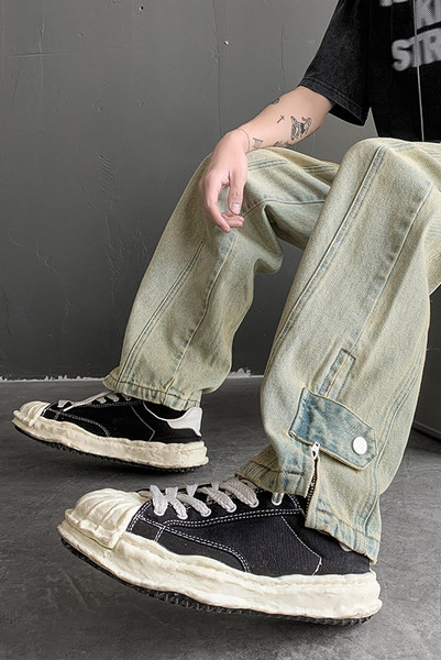 Modern férfi farmernadrág cipzárral és gombbal a szárán