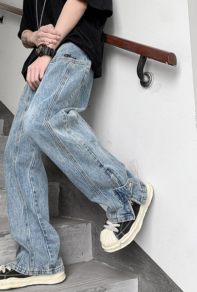 Modern férfi farmernadrág cipzárral és gombbal a szárán