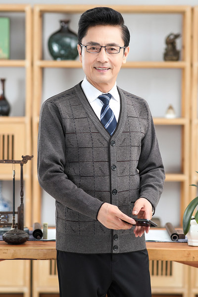 Cardigan bărbătesc tricotat cu nasturi și decolteu în V