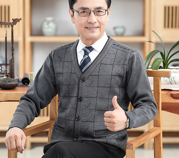 Cardigan bărbătesc tricotat cu nasturi și decolteu în V