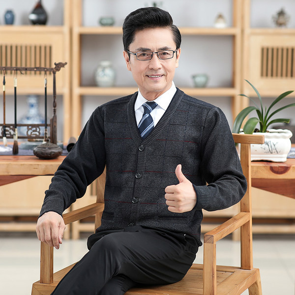 Cardigan bărbătesc tricotat cu nasturi și decolteu în V