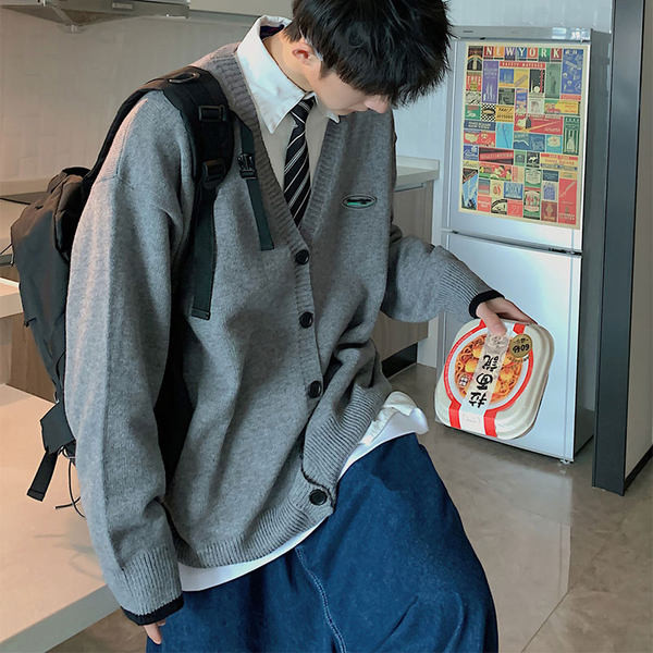 Cardigan bărbătesc cu model larg, cu nasturi și broderie