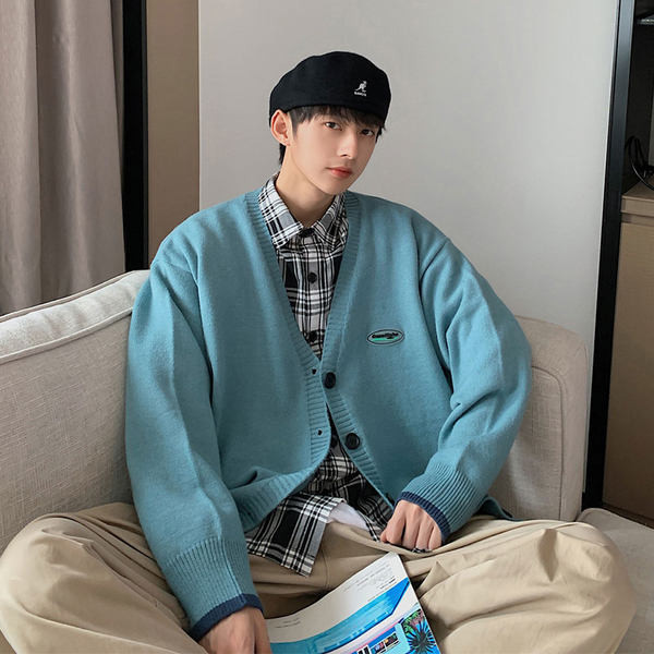 Cardigan bărbătesc cu model larg, cu nasturi și broderie