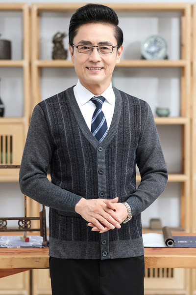 Vyriškas laisvalaikio megztinis su sagomis