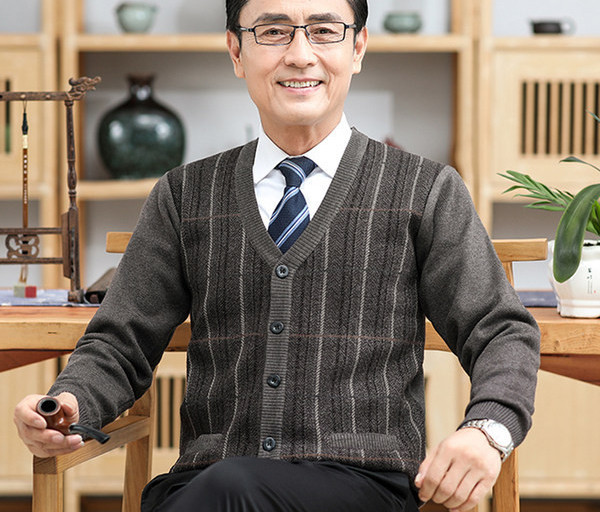 Vyriškas laisvalaikio megztinis su sagomis