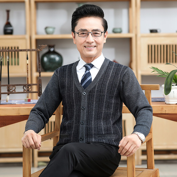 Vyriškas laisvalaikio megztinis su sagomis