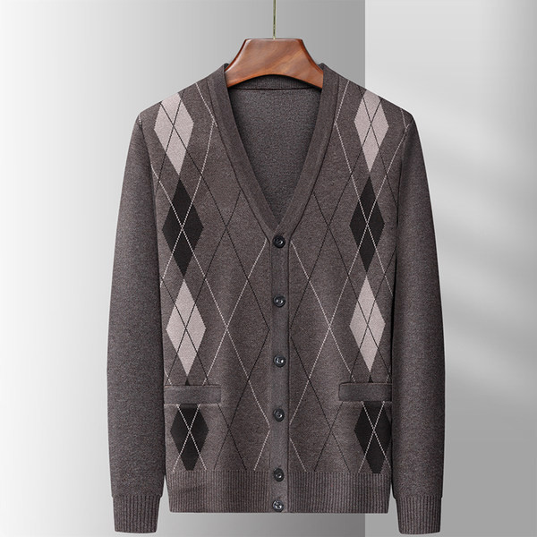 Cardigan bărbătesc pentru zilele de toamnă cu decolteu în V
