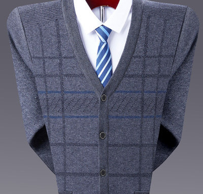 Vesta pentru barbati cu decolteu in V si nasturi