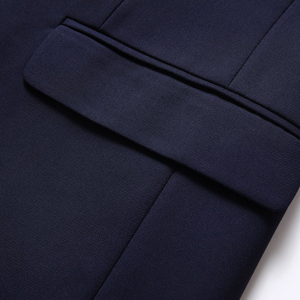 Costum barbatesc elegant cu nasturi