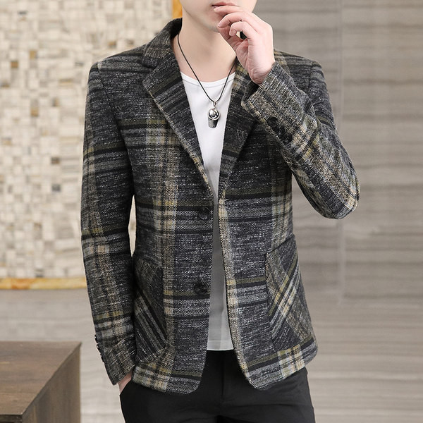 Jachetă în carouri potrivită pentru toamnă